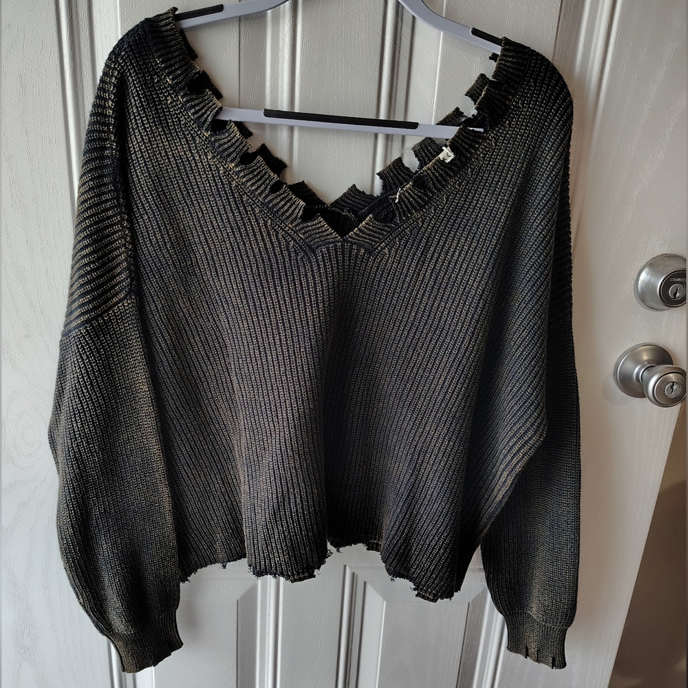 Women's Kori Distressed V-neck Sweater Size Large